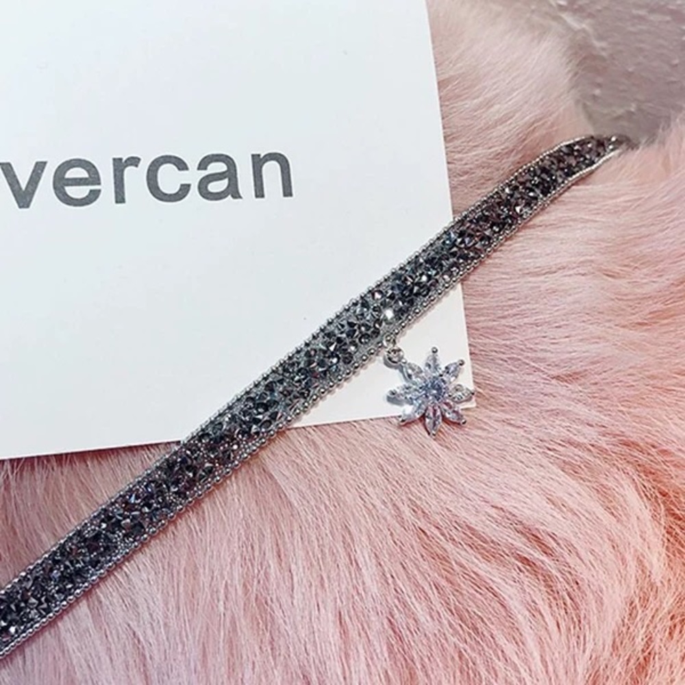 Silver choker with pendant